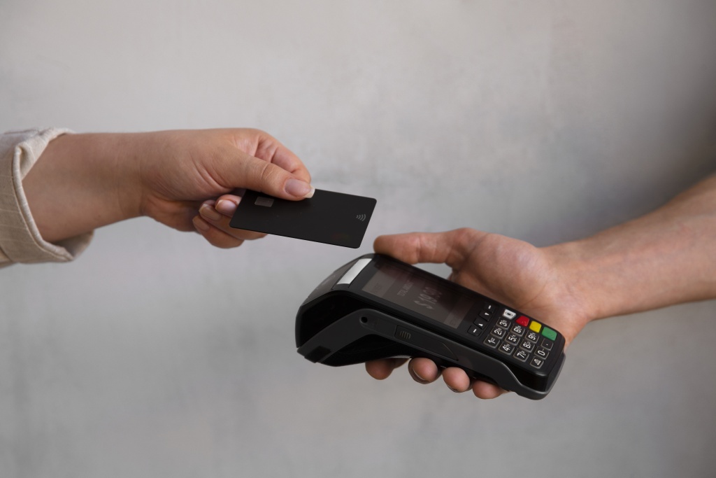 person-playing-contactless.jpg терминал