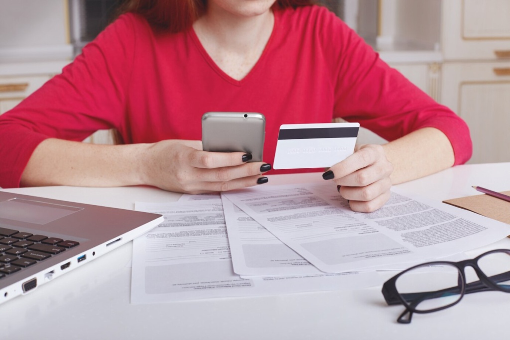 unrecognizable-female-model-red-sweater-sits-working-table-surrounded-with-papers-laptop-computer_176532-9533.jpg телефон