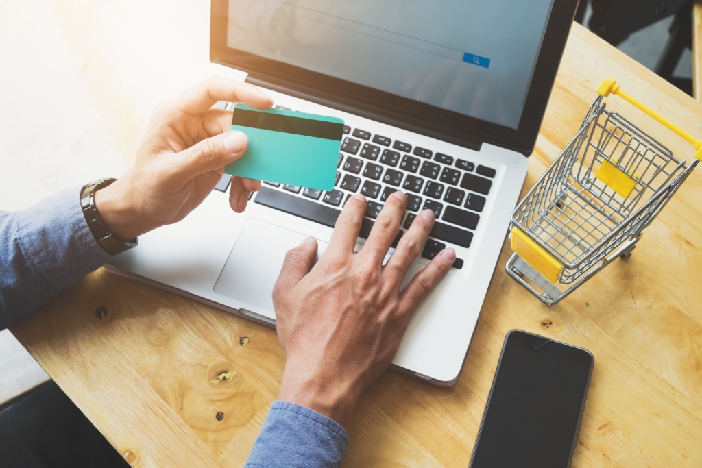 business-online-shopping-sale-concept.jpg ноутбук
