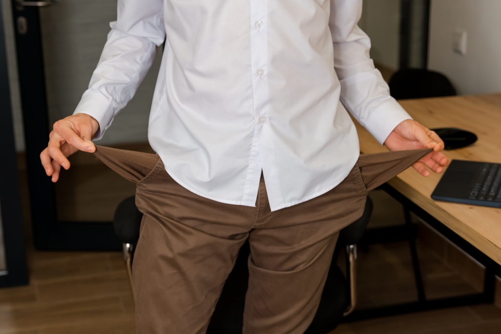 empty-pockets-disappointed-businessman-with-empty-2023-11-27-05-15-05-utc.jpg пустые карманы