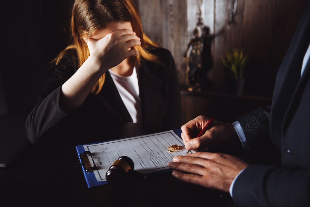 divorce-process-man-woman-sign-documents-because-broke-up.jpg девушка