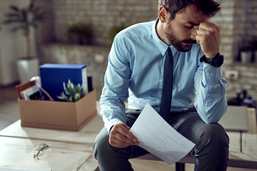 young-frustrated-businessman-holding-his-head-pain-after-being-fired-work.jpg бумаги